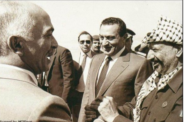 صور نادرة توثق مراحل مختلفة من حياة الرئيس الأسبق حسنى مبارك  584177-مع-الرئيس-عرفات-والملك-حسين-1988