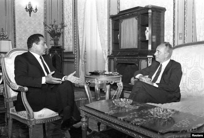 صور نادرة توثق مراحل مختلفة من حياة الرئيس الأسبق حسنى مبارك  59529-مبارك-مع-رئيس-الوزراء-الإسرائيلي-الأسبق-شيمون-بيريز-عام-1986