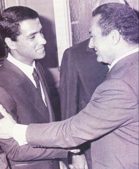 صور نادرة توثق مراحل مختلفة من حياة الرئيس الأسبق حسنى مبارك  602033-مع-نجل-الرئيس-السادات