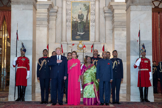 يقف الرئيس دونالد ترامب والسيدة الأولى ميلانيا ترامب مع الرئيس الهندي رام ناث كوفيند وزوجته سافيتا كوفيند أثناء عزف النشيد الوطني
