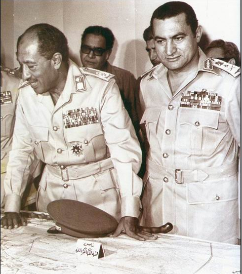صور نادرة توثق مراحل مختلفة من حياة الرئيس الأسبق حسنى مبارك  614362-فى-غرفة-عمليات-القوات-المسلحة-مع-الرئيس-السادات