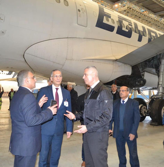 رئيس مصر للطيران يتفقد مواقع الصيانة ويشيد بالأداء الرجولي للعاملين (3)