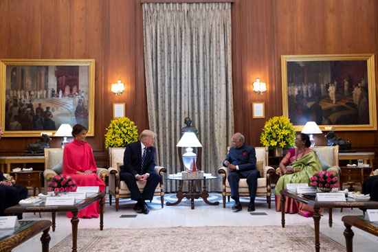 يجلس الرئيس ترامب والسيدة الأولى ميلانيا ترامب مع الرئيس الهندي رام ناث كوفيند وزوجته سافيتا كوفيند