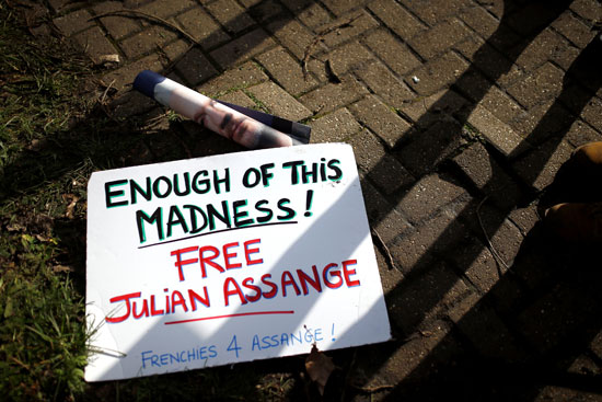 لافتات تطالب بإطلاق سراح جوليان أسانج