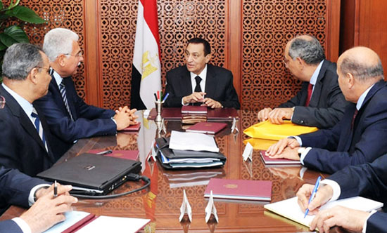 حسنى-مبارك-اثناء-اجتماعه-بالوزراء-فى-شرم-الشيخ---16-4-2010