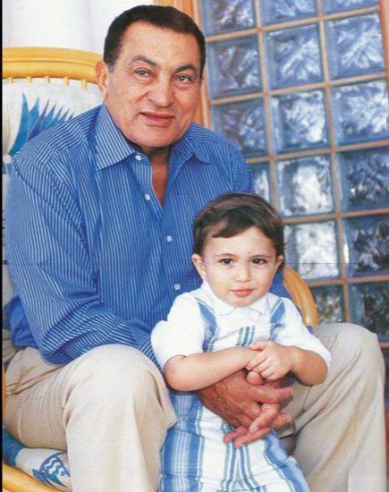 صور نادرة توثق مراحل مختلفة من حياة الرئيس الأسبق حسنى مبارك  711303-مع-حفيده-الراحل--محمد-علاء-مبارك