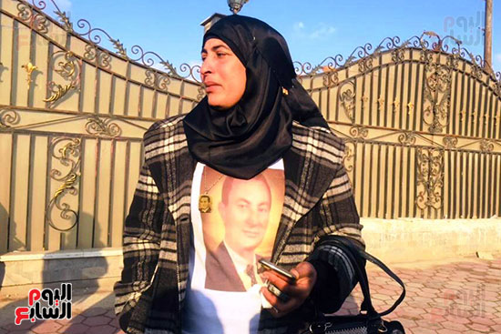 محبو الرئيس الأسبق حسنى مبارك أمام مستشفى الجلاء الطبي  (2)