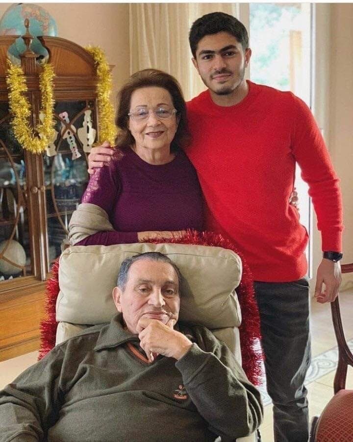 عمر مبارك مع جده وجدته