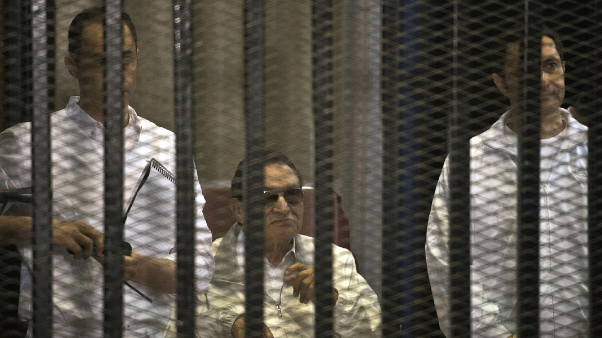 مبارك خلف القضبان