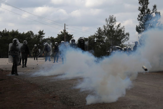 الشرطة تطلق قنابل الغاز المسيل للدموع