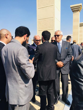 المعزين يتجمعون بعد تشييع جنازة الرئيس الأسبق حسنى مبارك  (1)
