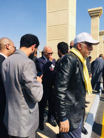 المعزين يتجمعون بعد تشييع جنازة الرئيس الأسبق حسنى مبارك  (3)