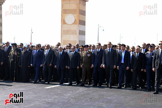 الرئيس السيسى يتقدم الجنازة العسكرية لتشييع جثمان مبارك (2)
