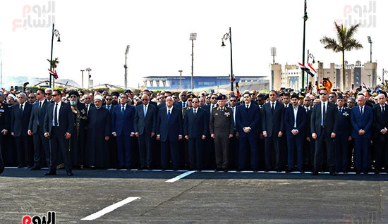 الرئيس السيسى يتقدم الجنازة العسكرية لتشييع جثمان مبارك (3)