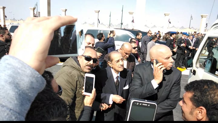 العشرات حول فريد الديب محامي الرئيس الراحل مبارك (3)
