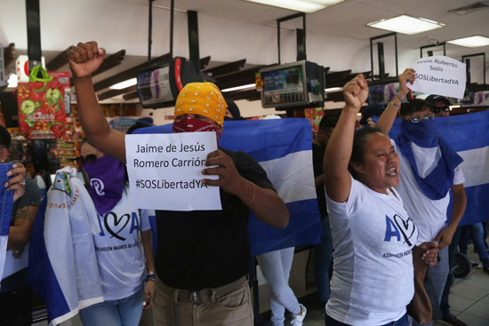 المتظاهرون يحتجون على حكومة رئيس نيكاراغوا