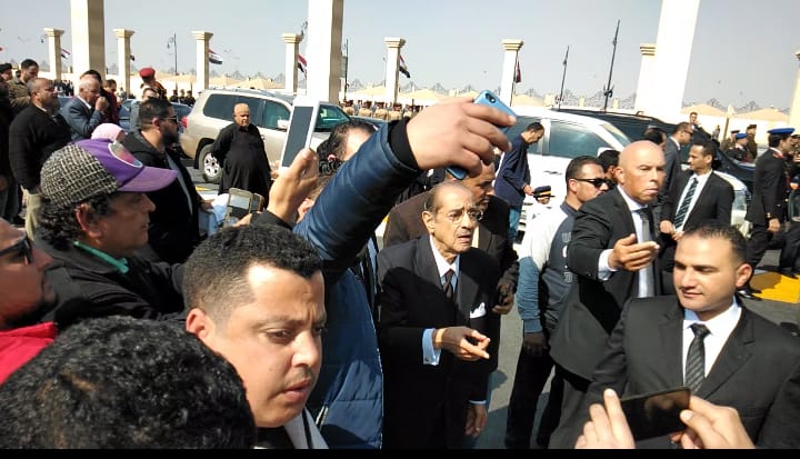 العشرات حول فريد الديب محامي الرئيس الراحل مبارك (4)