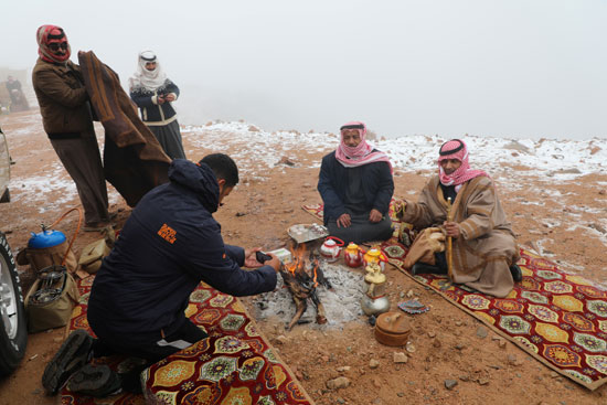سعوديون يشعلون النار للتدفئة