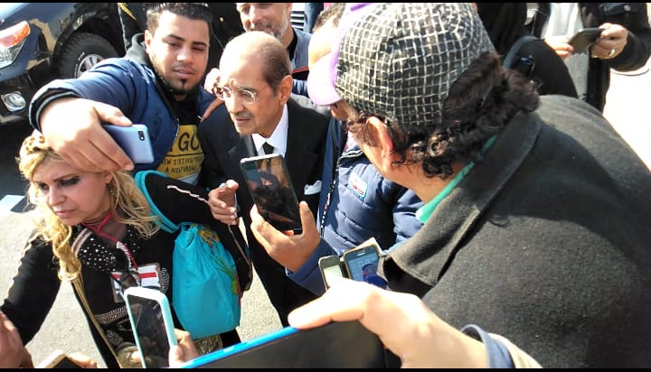 العشرات حول فريد الديب محامي الرئيس الراحل مبارك (2)