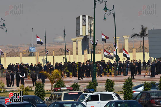 تشريفات أمنية بمدخل مسجد المشير لانتظار تشيع جثمان مبارك (14)