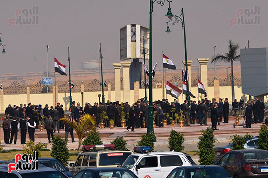 تشريفات أمنية بمدخل مسجد المشير لانتظار تشيع جثمان مبارك (10)