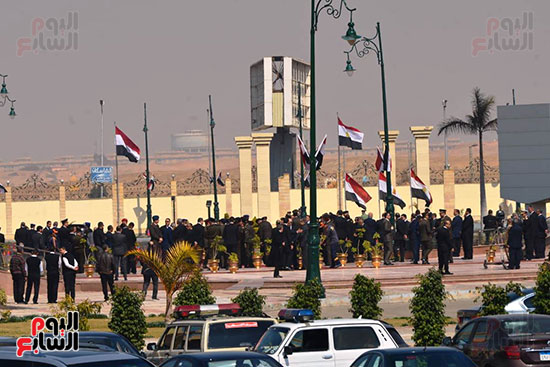 تشريفات أمنية بمدخل مسجد المشير لانتظار تشيع جثمان مبارك (9)