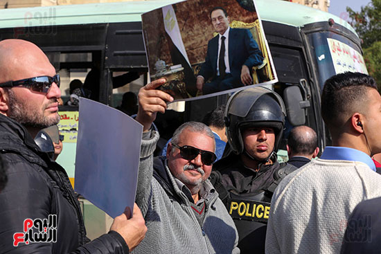 وصول طائرة جثمان الرئيس الأسبق مبارك (13)