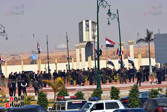 تشريفات أمنية بمدخل مسجد المشير لانتظار تشيع جثمان مبارك (17)