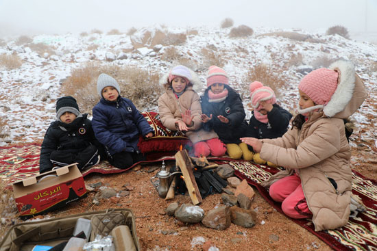 أطفال يشاهدون الثلوج فى تبوك السعودية