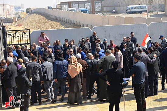 تشريفات أمنية بمدخل مسجد المشير لانتظار تشيع جثمان مبارك (3)