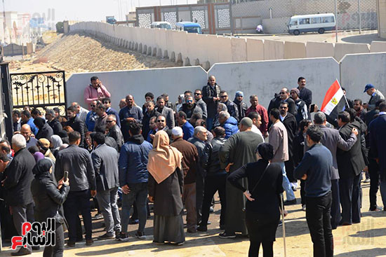 تشريفات أمنية بمدخل مسجد المشير لانتظار تشيع جثمان مبارك (2)