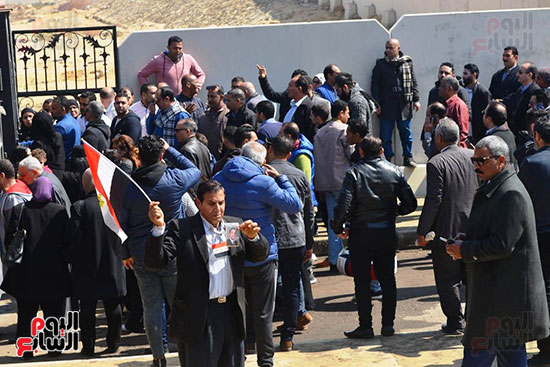 تشريفات أمنية بمدخل مسجد المشير لانتظار تشيع جثمان مبارك (25)