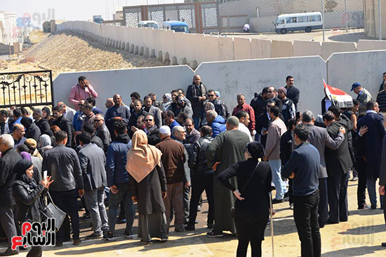 تشريفات أمنية بمدخل مسجد المشير لانتظار تشيع جثمان مبارك (6)