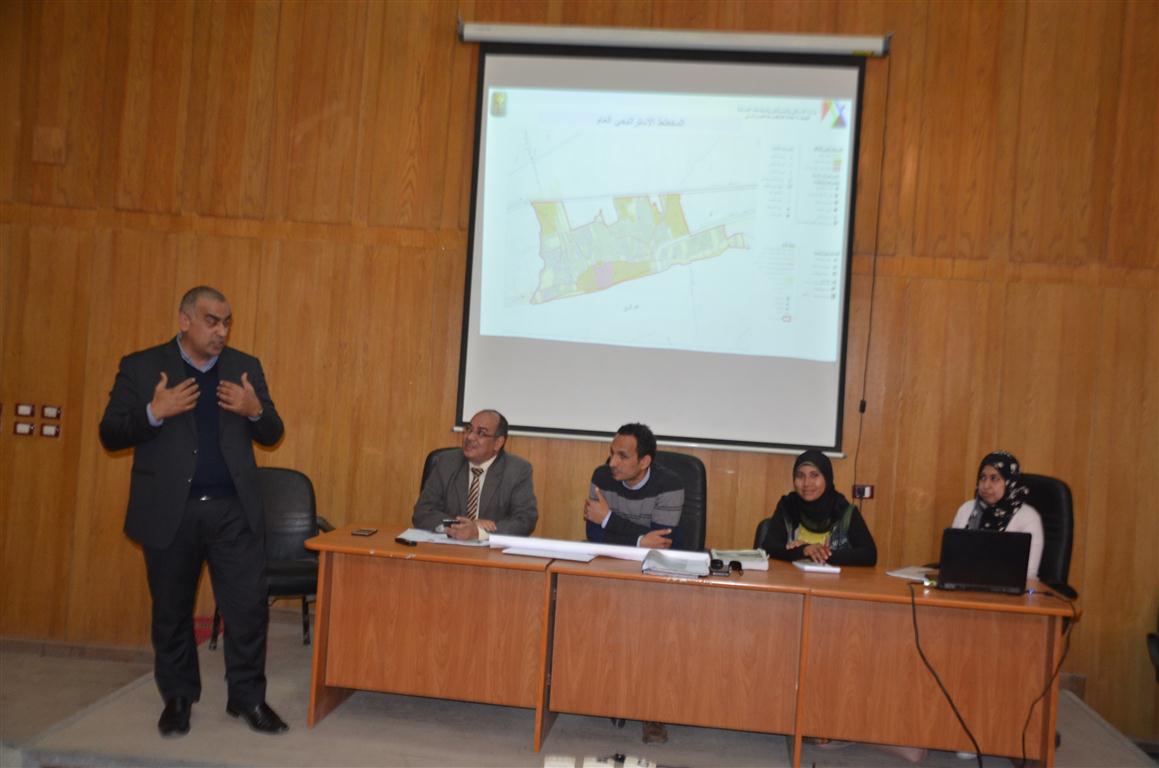 رئيس مدينة إسنا وقيادات التخطيط يناقشون المخطط الإستراتيجى للمدينة (4)