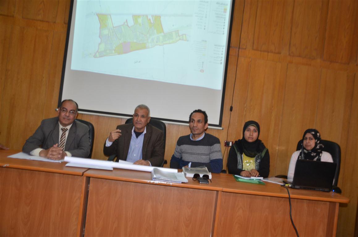 رئيس مدينة إسنا وقيادات التخطيط يناقشون المخطط الإستراتيجى للمدينة (1)