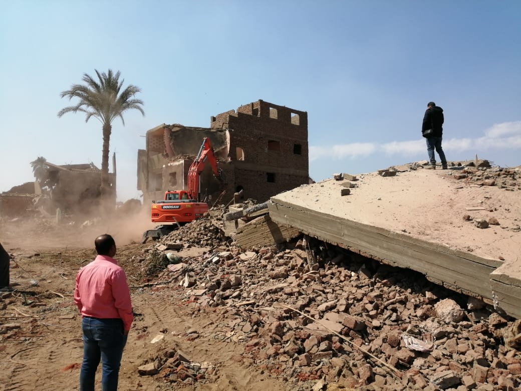 مدينة الأقصر تعلن الإنتهاء من أعمال إزالة مبانى نجع أبوعصبة (1)