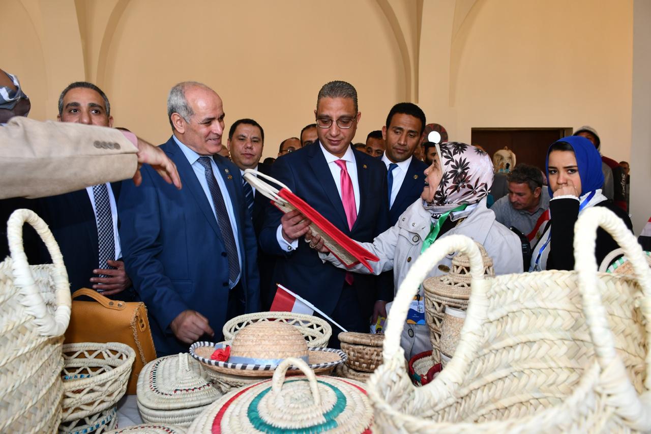 محافظ الفيوم ونائب وزير السياحة بمعرض الحرف اليدوية (4)