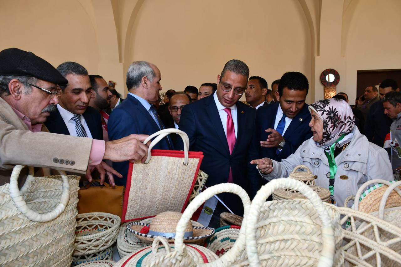 محافظ الفيوم ونائب وزير السياحة بمعرض الحرف اليدوية (1)