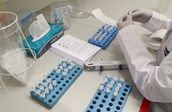 أحد العلماء في جامعة لوفين البلجيكية يحاول التوصل للقاح لكرونا