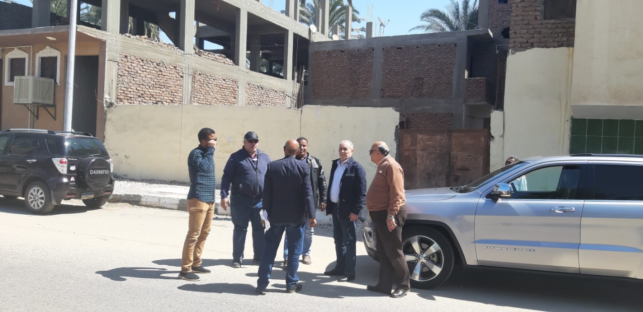 محافظ الأقصر يتابع العمل فى ترميم الطرق بمدينة الزينية  (2)