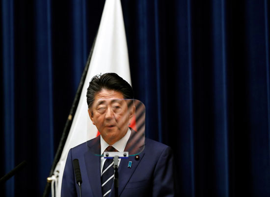 يحضر رئيس الوزراء الياباني شينزو آبي مؤتمرا صحفيا عن فيروس كورونا