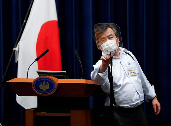 يعد مُعدًا قبل مؤتمر صحفي لرئيس الوزراء الياباني شينزو آبي في مقر إقامته الرسمي في طوكيو