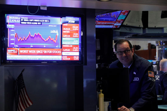 يعرض برنامج تلفزيوني أرقام اليوم كرجل يعمل على أرضية بورصة نيويورك للأوراق المالية