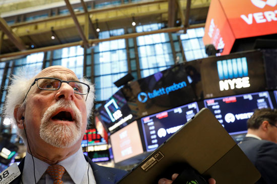 الصدمة تظهر على وجه أحد المتداولين