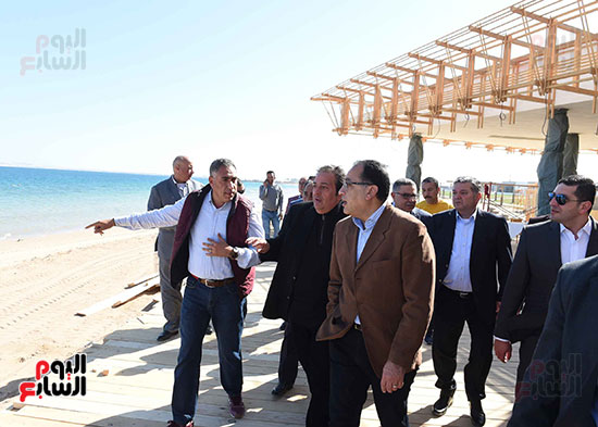 رئيس الوزراء يتفقد مشروع إنشاء قرية سياحية كبرى بالغردقة (11)