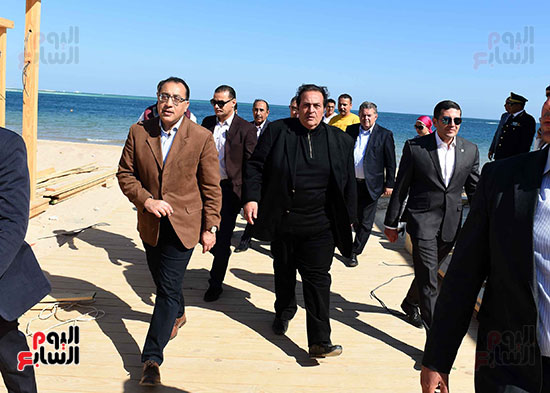 رئيس الوزراء يتفقد مشروع إنشاء قرية سياحية كبرى بالغردقة (12)