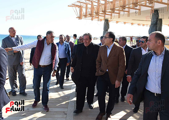 رئيس الوزراء يتفقد مشروع إنشاء قرية سياحية كبرى بالغردقة (10)