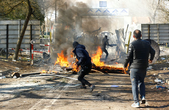 مهاجرون يفرون من الشرطة اليونانية