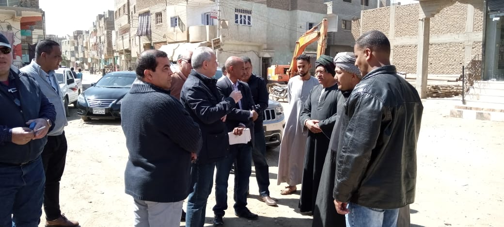 محافظ الأقصر يتابع العمل فى ترميم الطرق بمدينة الزينية  (1)