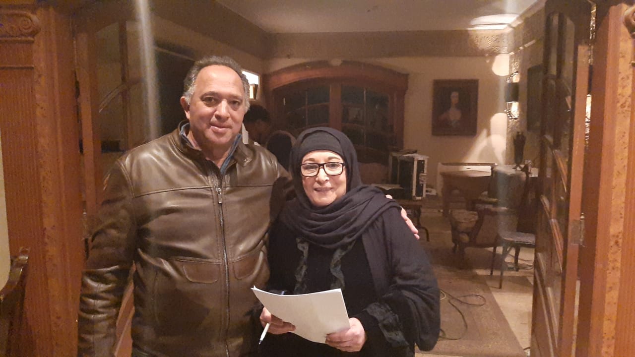 المخرج حسني صالح مع النجمة سميرة عبد العزيز في مسلسل بنت القبايل